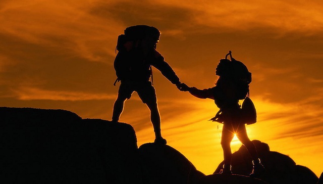 催眠共情状态让催眠师更好的理解来访者的感受,从而能敏锐并及时地察觉到来访者的体验变化,适时改变催眠策略以达到最好的催眠效果,和来访者的感受保持步调一致非常重要。