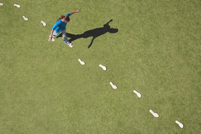 跟随和引导在有效的催眠交流中非常重要,实时跟踪并对来访者的反应做出回应和处理会让整个催眠进程紧凑,让来访者的意识过程没有更多的时间去分析和思考。