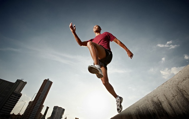 利用催眠中的抑制和阻抗发展出催眠体验的方法类似于一种“借力打力”的形式,一切有利的有害的条件都可以变成一种独特的催眠术。