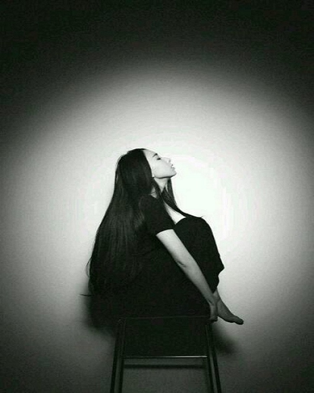 回忆是构成了一个人肺腑的内心世界，是我们赖以生存的、并能由此生发出许多有意义事情的源泉和氧气，一个陷入回忆的来访者也是更容易进入催眠状态的。