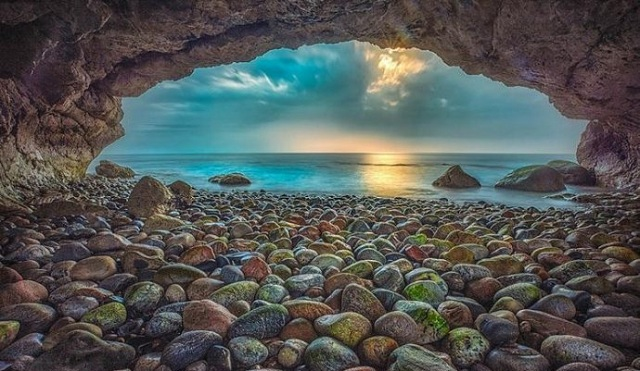 很多人试图给催眠下一个最准确的定义，但是又很快发现不管从哪个角度来说都是对也不对，催眠就像是一个游移的不定型体，没有固定形状、颜色、材质。催眠可以是任何东西，也可以什么都不是。