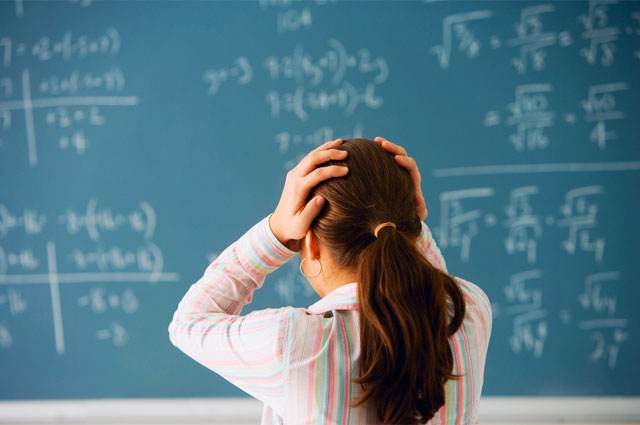 家长喋喋不休的向孩子灌输考试的重要性和自以为是地安慰孩子&ldquo;不要紧张，不要紧张&rdquo;都是造成孩子考试焦虑怯场的原因。除了用正确的催眠方法解决孩子考试焦虑怯场的途径外，家长也要注意自己的教育方式。